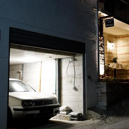 Cani 4* ジロカストラ